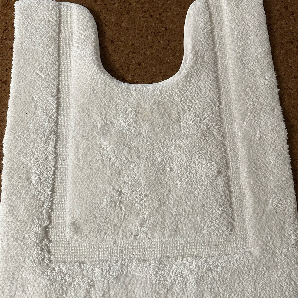 Plush Luxurious White Bathroom Mat